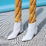 мне вон те булки