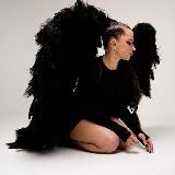 Девочка с карими глазами