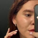 Настя мейкапит