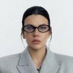 Выходит продюсер