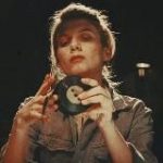 Женщина смотрит