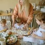 Мама на кухне .